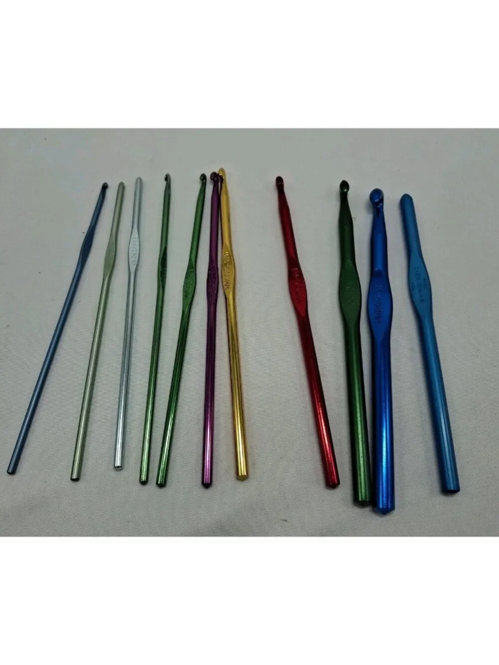 11 Piece Crochet Hook Set Ergonomic Multi Color Hooks - Vtg